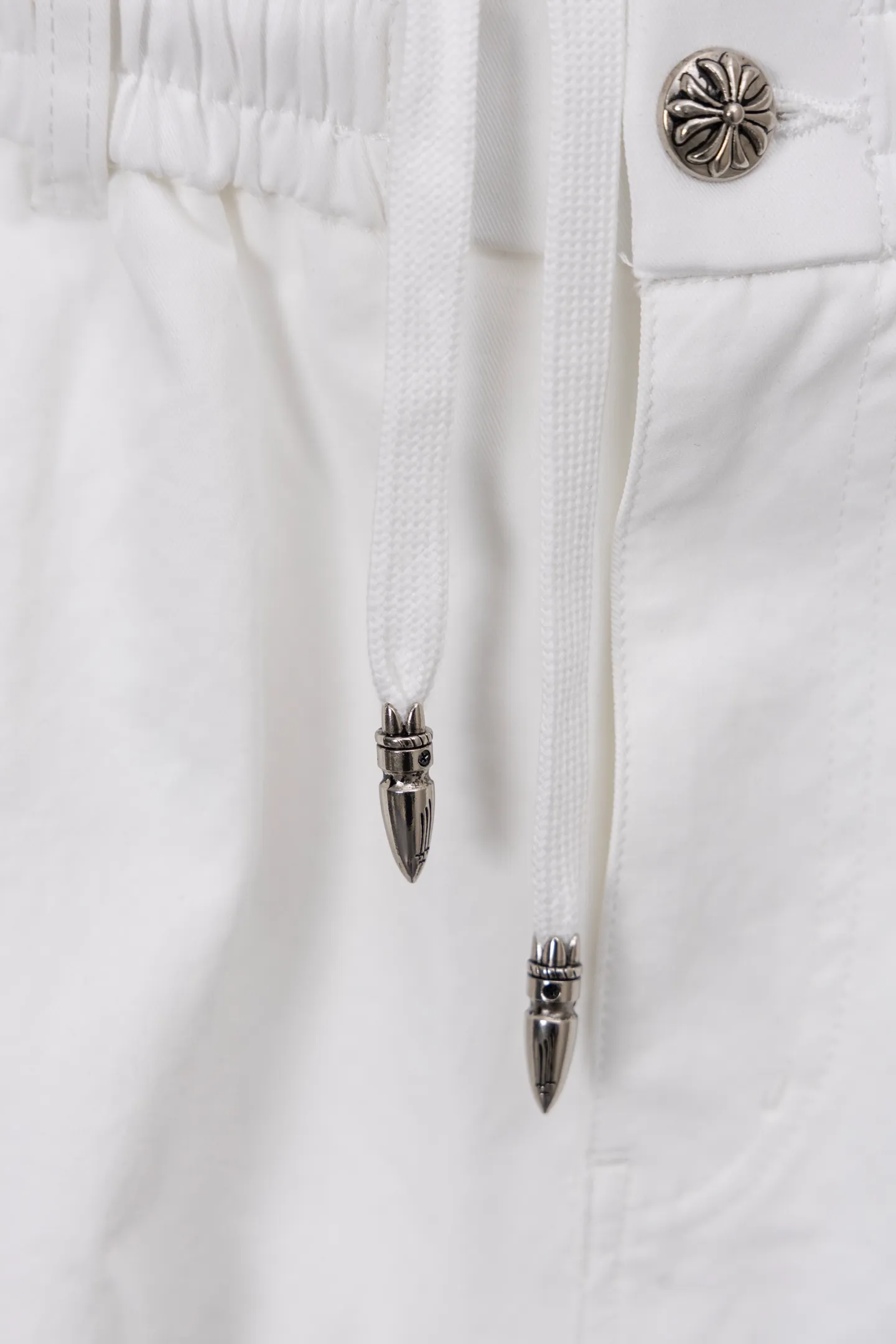 P350 model number/F065 Chrome hearts Chrome hearts heavyweight Chrome paratrooper pants with colorful crosses. More than 20 customized cross leather sets. Customized Chrome hearts hardware. Loose and lazy version, waist size 66-100 can be controlled. More than 20 fabrics are custom-woven and dyed. The front needs to be carbon-milled and then sanded (the surface of the pants has a velvet feel and is comfortable to wear) and the reverse is waterproof. Finally, the overall enzyme wash is done. The workmanship is complicated and cumbersome. The leather is all calfskin and has undergone multiple color fixing treatments! Machine washing is not recommended for white! Color: White Version: Loose
